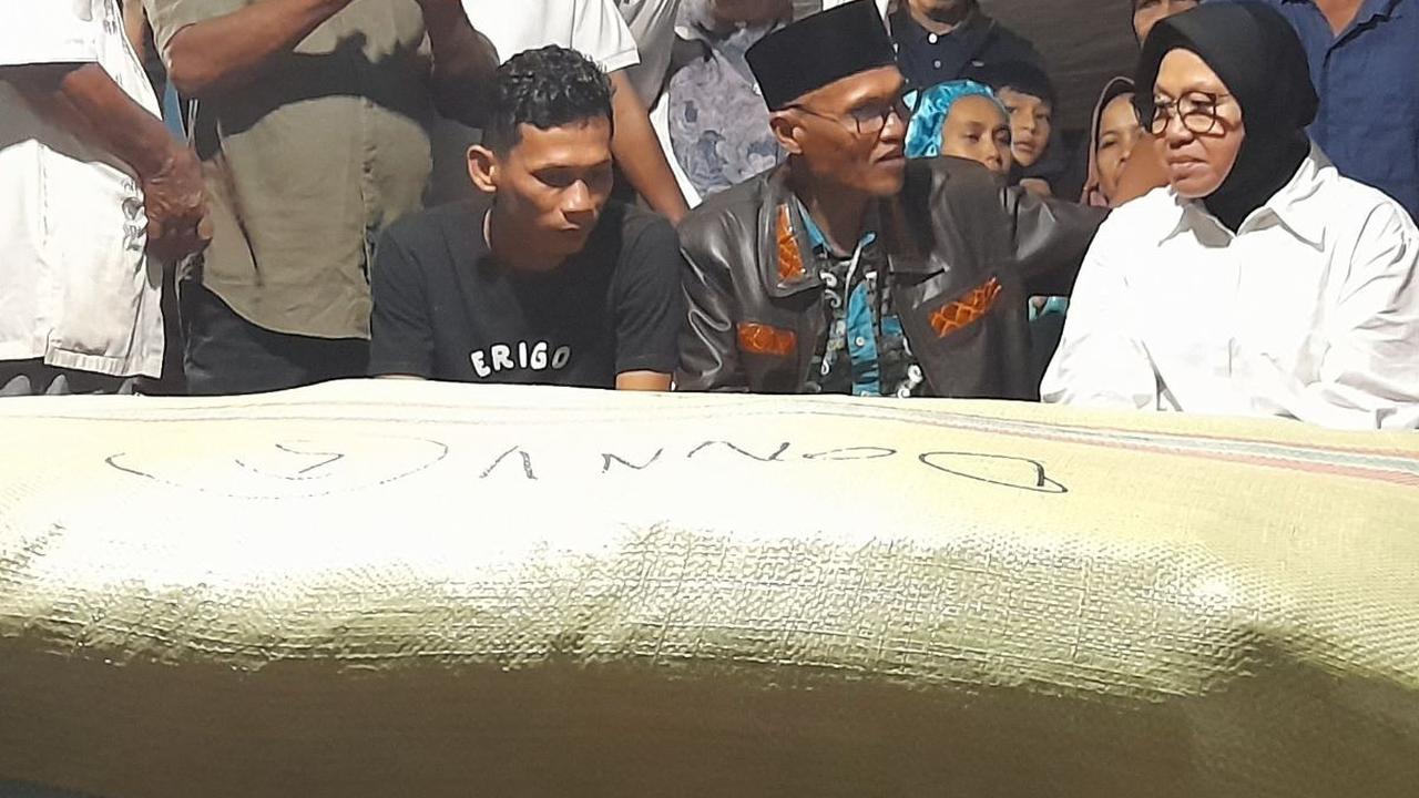 Kunjunggi Lokasi Terdampak Bencana di Sumbar, Mensos Tawarkan Kerja kepada Korban