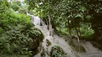 Bua Thong dikenal sebagai air terjun lengket di mana para pelancong dapat mendaki air terjun tersebut (Dok.YouTube/ It's better in Thailand)