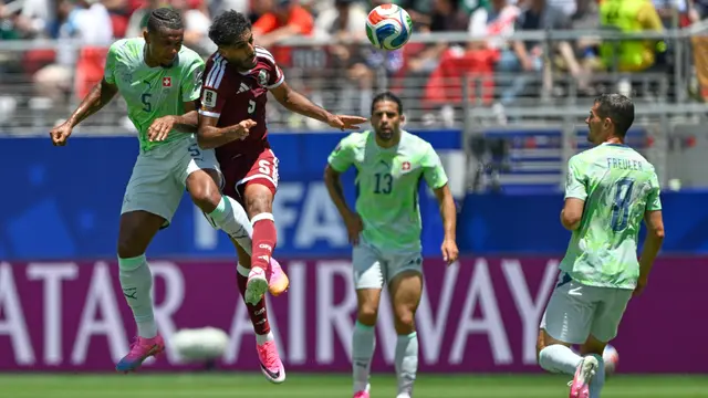 Manuel Akanji (kiri) berduel udara dengan Jassem Gaber di laga Qatar Vs Swiss di matchday 1 Grup B Piala Dunia 2026 di San Francisco Bay Area Stadium, Minggu (14/6/2026) dini hari WIB.