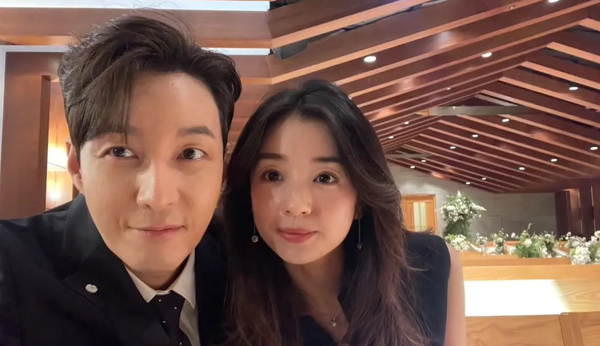 <p>Shim Hyung Tak, aktor Korea Selatan yang sering muncul di drama Korea favoritmu baru saja mengumumkan pernikahannya melalui unggahan beberapa foto di akun Instagram pribadinya. [Foto: Instagram/tak9988]</p>