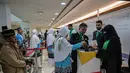Jumlah tersebut terbagi dalam dua kelompok terbang (kloter). Tampak dalam foto, jemaah haji Indonesia mengantre untuk pengecekan data sebelum berangkat untuk melaksanakan ibadah haji tahunan, di Bandara Internasional Juanda, Sidoarjo, Jawa Timur, Rabu 22 April 2026. (JUNI KRISWANTO/AFP)