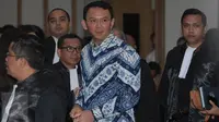 Terdakwa Basuki Tjahaja Purnama atau Ahok berunding dengan tim penasehat hukum setelah pembacaan putusan sidang di Kementan, Jakarta, Selasa (9/5). Majelis Hakim menjatuhkan vonis selama dua tahun penjara terhadap Ahok. (Liputan6.com/sigid Kurniawan/Pool)