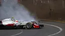 Pebalap Haas F1, Esteban Gutierrez berputar saat ditabrak pebalap Honda McLaren, Fernando Alonso pada balapan perdana Formula One Australian Grand Prix, Melbourne, Minggu (20/3/2016).  (AFP/Max Blyton) 