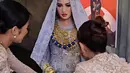 Aksesori tradisional bernuansa emas dan biru dari @sistawedding turut mempermanis tampilannya, menambahkan kesan anggun dan berwibawa dalam momen sakral tersebut. Detail dan perpaduan warna yang harmonis menjadikan penampilannya tampak cantik manglingi di hari bahagianya. [@renzilazuardi/@marlenehariman].