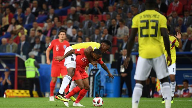 Raheem Sterling Menggendong Yerry Mina