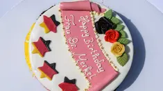 Sebuah kue ulang tahun disiapkan sehari jelang ulang tahun, Dr. Angela Dorothea Merkel (Kanselir Jerman), (16/7/2014). (AFP PHOTO/Clemens Bilan)