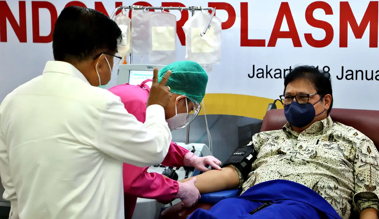Ketua Umum PMI Jusuf Kalla (kiri) berbincang dengan Menko Perekonomian Airlangga Hartarto (kanan) yang sedang melakukan donor plasma konvalesen saat Pencanangan Gerakan Nasional Pendonor Plasma Konvalesen di Markas PMI, Jakarta, Senin (18/1/2021). (StaffJK/Ade Danhur)