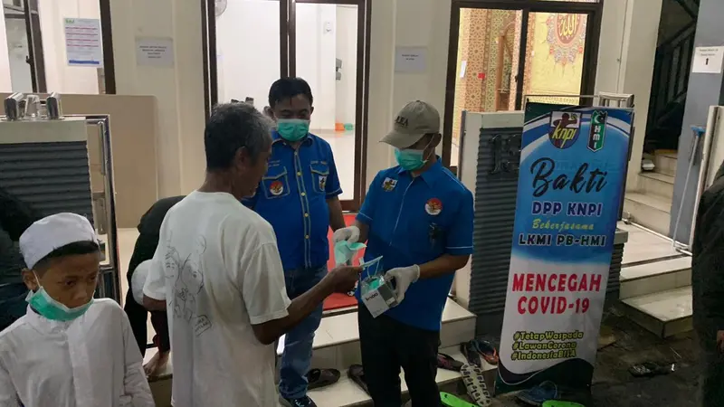 Komite Nasional Pemuda Indonesia (KNPI) turun ke jalan melawan Virus Corona Covid-19 dengan membagi-bagikan masker dan hand sanitizer gratis di Stasiun Kereta Api Cikini, Jakarta Pusat, Jumat (20/3/2020) malam.