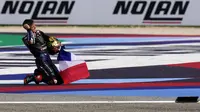 Rider Monster Energy Yamaha, Fabio Quartararo membuat sejarah dengan menjadi pembalap Prancis pertama yang merasakan titel juara dunia MotoGP. (AP Photo/Antonio Calanni)