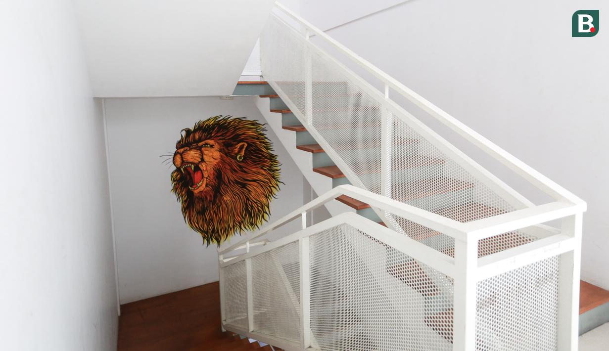 <p>Gambar kepala singa di dinding mes Arema FC yang terletak di Lowokwaru, Kota Malang, Minggu (09/10/2022). (Bola.com/Bagaskara Lazuardi)</p>