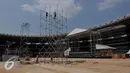 Sejumlah pekerja membangun panggung untuk konser bertajuk 'Bon Jovi Live di Gelora Bungkarno, Jakarta, Minggu (6/9/2015). Rencananya panggung untuk konser Bon Jovi dirancang berbeda dengan konser-konser sebelumnya. (Liputan6.com/Johan Tallo)