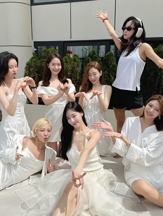Meski sudah tidak berada dalam naungan agensi yang sama, semua member selalu kompak dan saling mendukung satu sama lain. Potret manis member SNSD saat berkumpul merayakan anniversary bikin SONE (fans SNSD) antusias. Mereka tampil penuh tawa dan mengobati rasa rindu penggemar. (Liputan6.com/IG/sooyoungchoi)