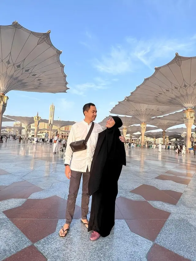 [Fimela] Ayu Dewi dan Regi Datau umrah