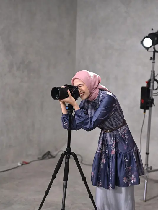 Atau gaya manis Cut Syifa pakai blouse panjang bernuansa biru dan bercorak floral ini, dipadunya mengenakan rok abu-abu dan hijab pink. [Foto: Instagram/cutsyifaa]