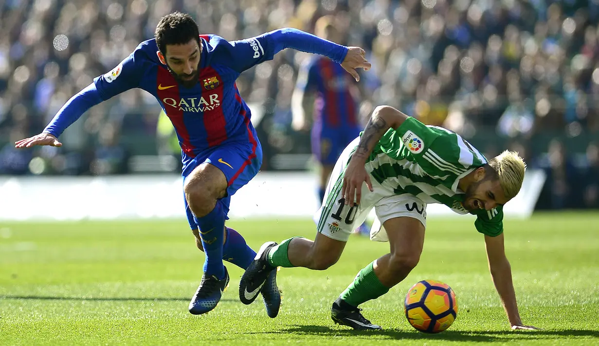 2. Arda Turan - Gelandang Turki ini menjadi pemain anyar yang gagal bersinar musim lalu. Adanya ketertarikan dari Arsenal disebut membuat Barcelona mempertimbangkan untuk melepasnya. (AFP/Cristina Quicler)