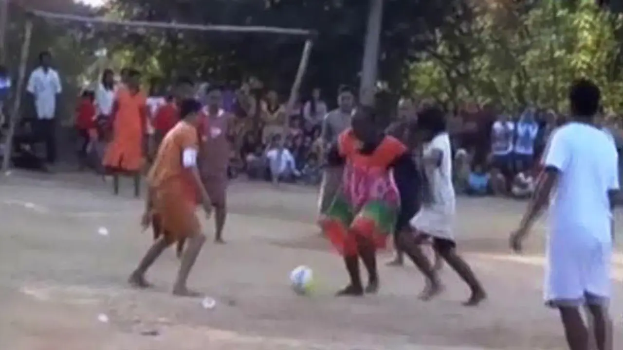 Lucunya Suami Berdaster Istri Bermain Sepak Bola di HUT ke-70 RI