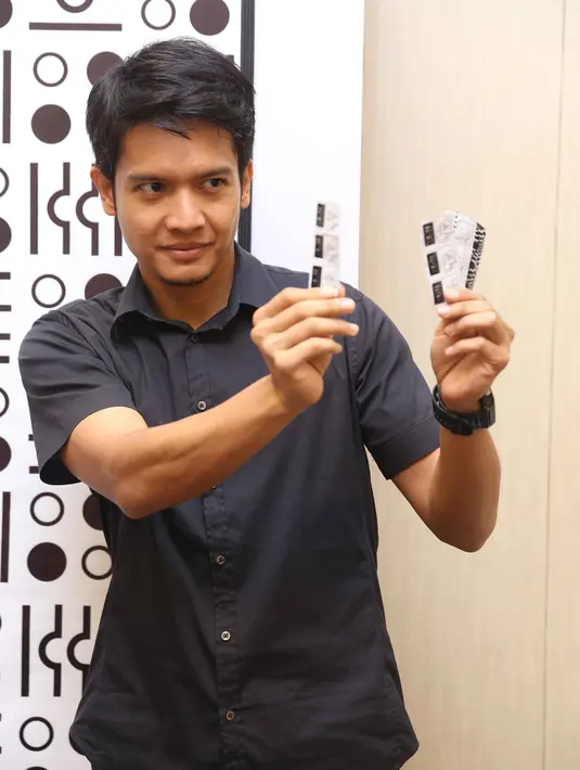 Ketika ditemui di kawasan Senyan, Jakarta Pusat pada Rabu (18/11/2015), Dimas Seto mengakui jika dirinya memang ingin memiliki momongan. Namun ia tetap menjalani kehidupan normal dan selalu yakin jika Allah punya rencana. (Nurwahyunan/Bintang.com)
