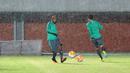 Boaz Solossa tengah berlatih saat hujan deras di Stadion Maguwoharjo, Sleman, Sabtu (08/10/2016). (Bola.com/Nicklas Hanoatubun)
