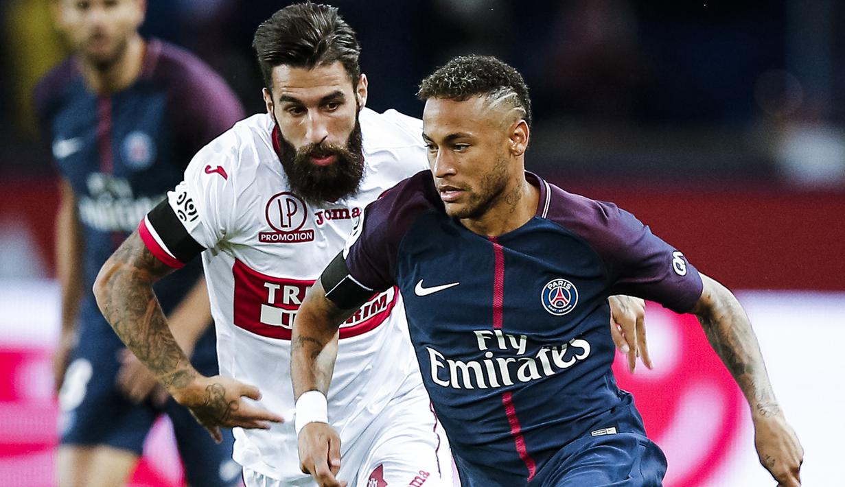 Duel pemain PSG, Neymar dan pemain Toulouse, Jimmy Durmaz (kiri) pada Ligue 1 Prancis. Jimmy menjadi salah satu pesaing Neymar pada klasemen semetara top scorer  dengan koleksi tiga gol, hingga pekan keempat Ligue 1 Prancis.  (AP/Kamil Zihnioglu)