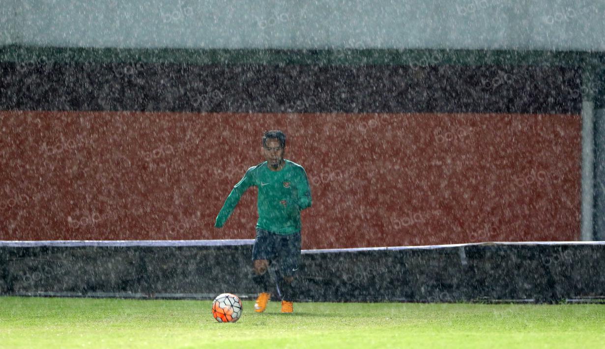 Andik Vermansah diguyur hujan pada sesi latihan uji coba lapangan di Stadion Maguwoharjo, Sleman, Sabtu (08/10/2016). (Bola.com/Nicklas Hanoatubun)