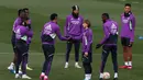 Para pemain Real Madrid menghadiri sesi latihan tim di Valdebebas, pinggiran kota Madrid, Rabu (1/3/2023). Madrid dan Barcelona sudah bertarung dua kali di ajang resmi musim ini. Dalam dua laga El Clasico tersebut, Madrid dan Barcelona masing-masing meraih satu kemenangan. Skornya pun identik, yakni sama-sama 3-1. (AFP/Pierre-Philippe Marcou)
