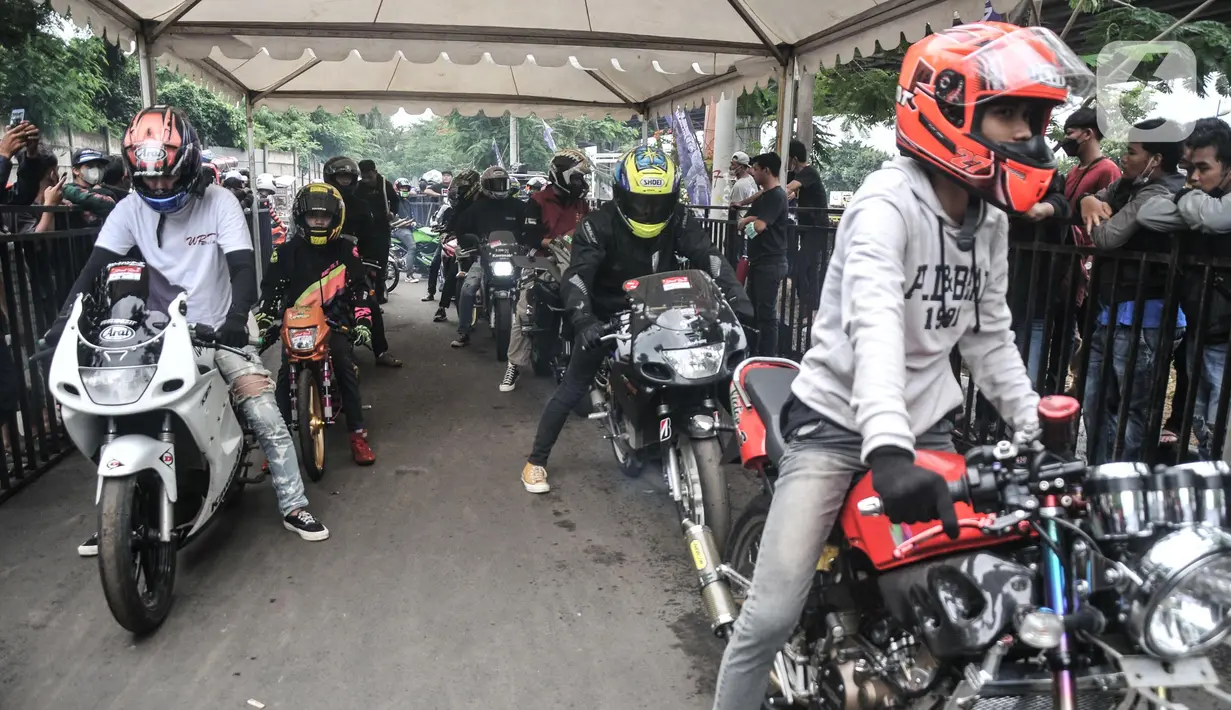 Pebalap saat bersiap untuk mengikuti Street Race Polda Metro Jaya di Kawasan Ancol, Jakarta Utara, Minggu (16/1/2022). Sebanyak 350 pebalap turut meramaikan balap jalanan bersama komunitas Street Race di Ancol. (merdeka.com/Iqbal S. Nugroho)