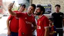 Seorang pria berselfie dengan Hussein Ali di ibukota Baghdad (4/6). Dengan jenggot hitamnya dan rambut keriting, Hussein Ali sering disangka sebagai salah satu pemain top dunia Mohamed Salah asal Mesir. (AFP Photo/Sabah Arar)