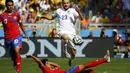 Pemain belakang Inggris, Luke Shaw (23) melompat menghindari tackling gelandang Kosta Rika, Michael Barrantes, di laga penutup penyisihan Piala Dunia 2014 Grup D di Stadion Mineirao, Belo Horizonte, Brasil, (24/6/2014). (REUTERS/Murad Sezer)