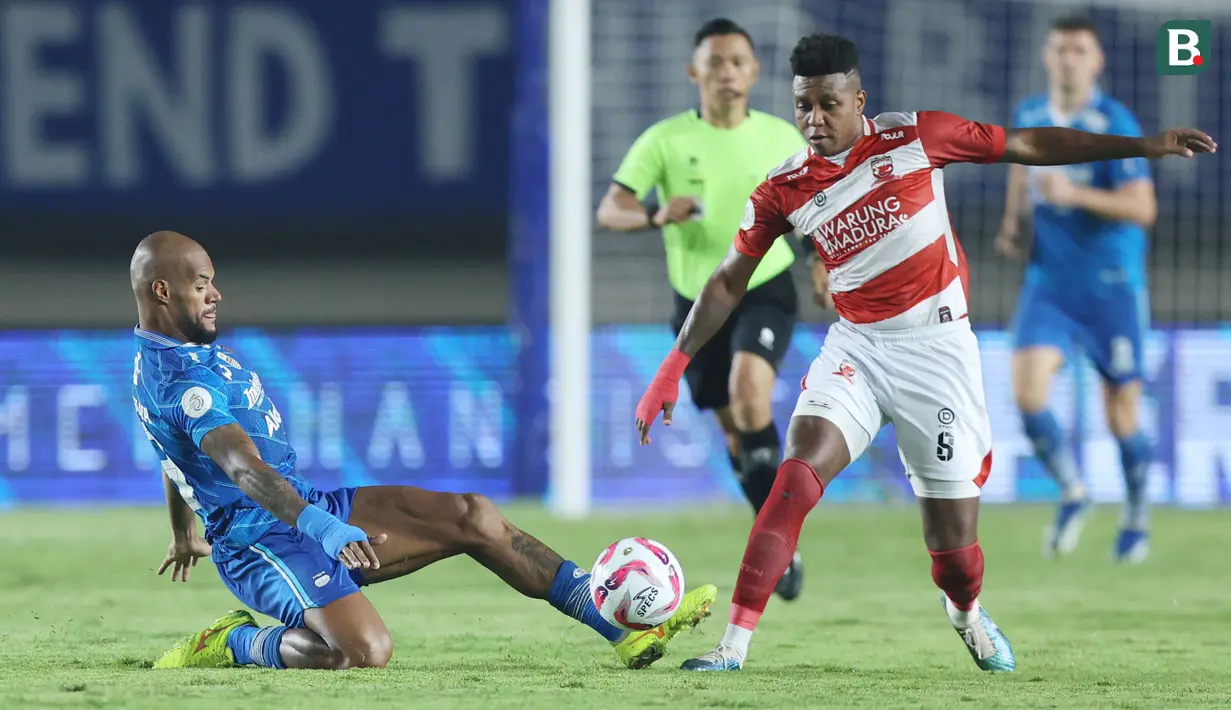 Pemain Persib Bandung, David Da Silva (kiri) berebut bola dengan pemain Madura United, Hugo Gomes Dos Santos Silva (Jaja) pada laga leg 1 final Championship Series BRI Liga 1 2023/2024 antara Persib Bandung melawan Madura United di Stadion Si Jalak Harupat, Bandung, Minggu (26/05/2024). (Bola.com/M Iqbal Ichsan)
