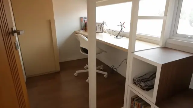 Kamar ukuran  3 x 1,7 meter dengan kasur di atas dan ruang belajar di bawah
