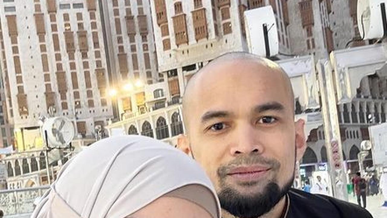 Ikut Umroh, Begini Penampilan Adam Anak Shireen Sungkar saat Dibotaki Bareng Sang Ayah