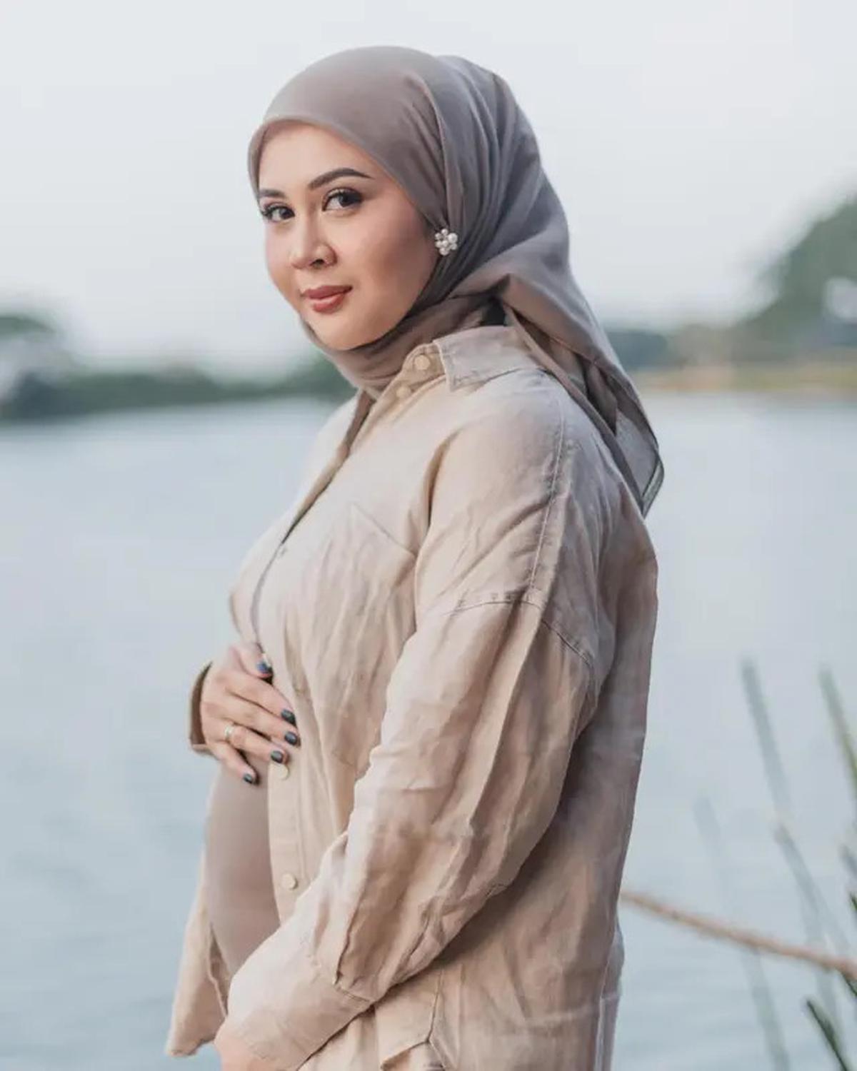 Potret Kesha Ratuliu Pamer Baby Bump di Kehamilan Ketiga, Pesona Makin Terpancar