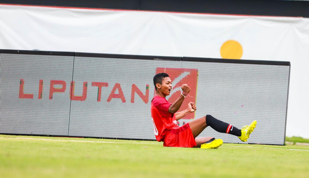 Pemain Jambe FC merayakan gol ke gawang Kupang FC pada laga Liga AYO Bali 2019, di Stadion I Wayan Dipta, Gianyar, Bali, Minggu (30/6). Jambe FC menang 3-2 atas Kupang FC. (Dokumentasi Official)
