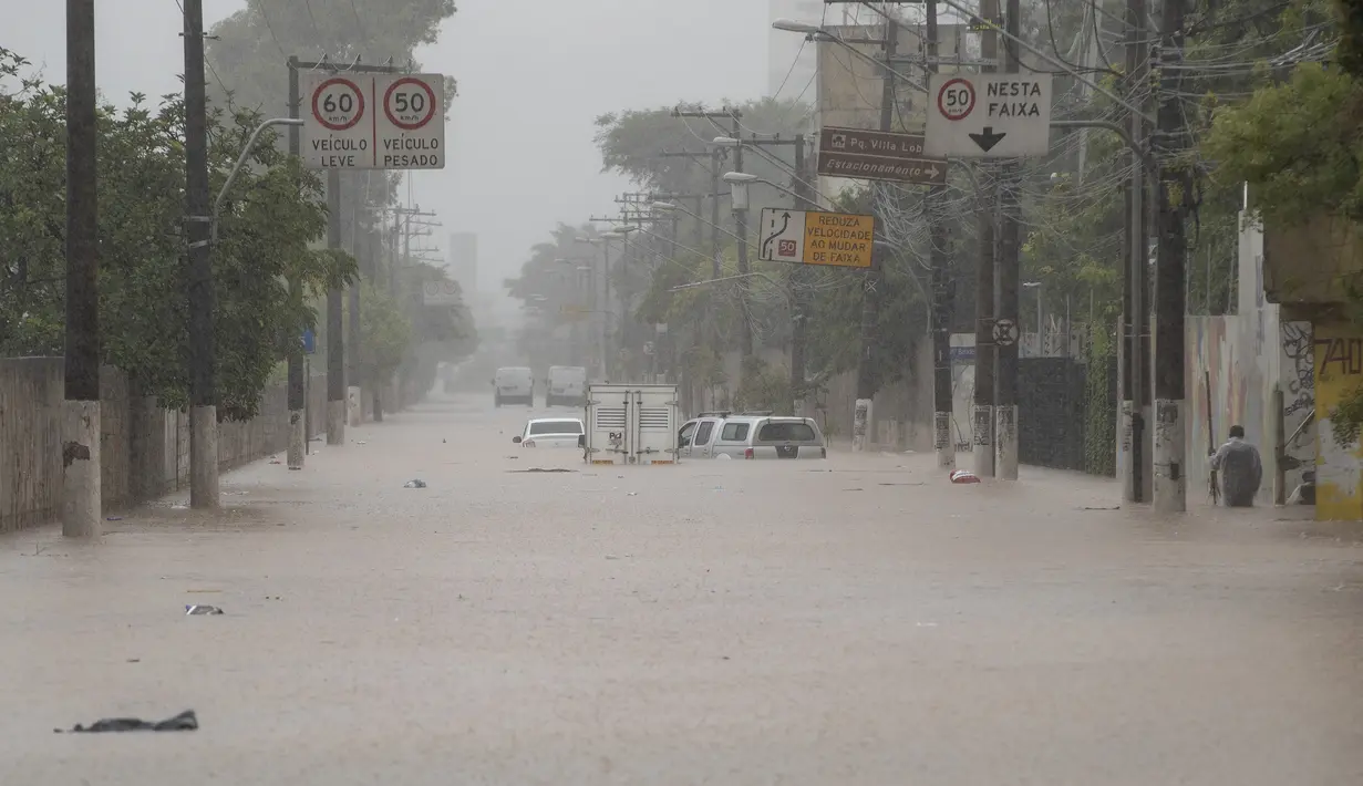 Kendaraan terjebak banjir di Sao Paulo, Brasil, Senin, (10/2/2020). Hujan deras yang membanjiri kota, menyebabkan pinggir sungai utama meluap. (AP Photo/Andre Penner)