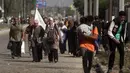 Seorang wanita membawa bendera putih untuk mencegah penembakan saat warga Palestina meninggalkan Kota Gaza ke Jalur Gaza selatan di Jalan Salah al-Din, Bureij, Selasa (7/11/2023). (AP Photo/Mohammed Dahman)