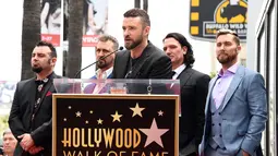 Personel boyband NSYNC Justin Timberlake memberi sambutan saat dianugrahi Hollywood Walk of Fame di Los Angeles (30/4). NSYNC menerima persembahan khusus berupa bintang di Hollywood Walk of Fame. (Jordan Strauss / Invision / AP)
