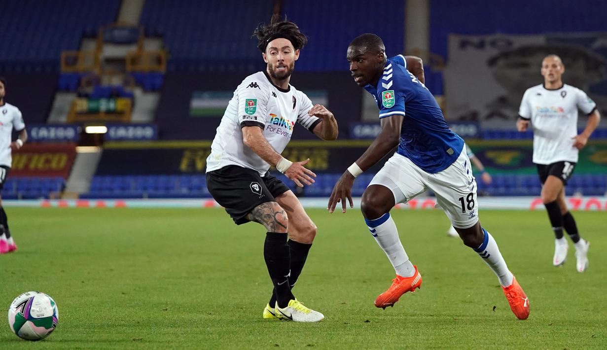 Bek Everton, Niels Nkounkou, berebut bola atas dengan gelandang Salford City, Richie Towell, pada laga Piala Inggris di Stadion Goodison Park, Kamis (17/9/2020) dini hari WIB. Everton menang 3-0 atas Salford City. (AFP/Jon Super/pool)