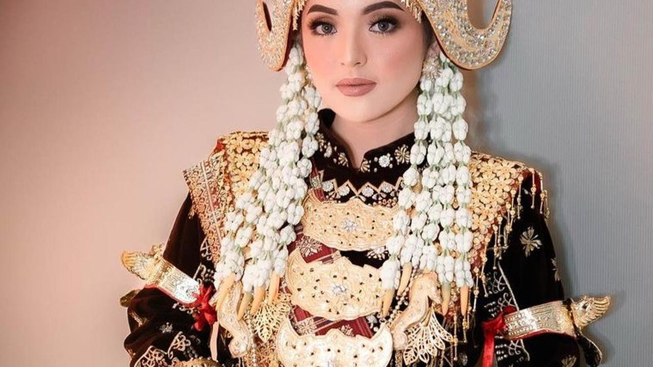 Potret cantik istri Iptu Algy ini juga terpancar saat di acara akad nikah. Ia memakai baju pengantin dengan adat Lampung.