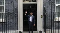 Perdana Menteri Inggris Rishi Sunak melambai dari tangga 10 Downing Street di London, Selasa (25/10/2022). Perdana Menteri Inggris yang baru Rishi Sunak tiba di Downing Street Selasa setelah kembali dari Istana Buckingham di mana ia diundang untuk membentuk pemerintahan oleh Inggris Raja Charles III. (AP Photo/Alastair Grant)