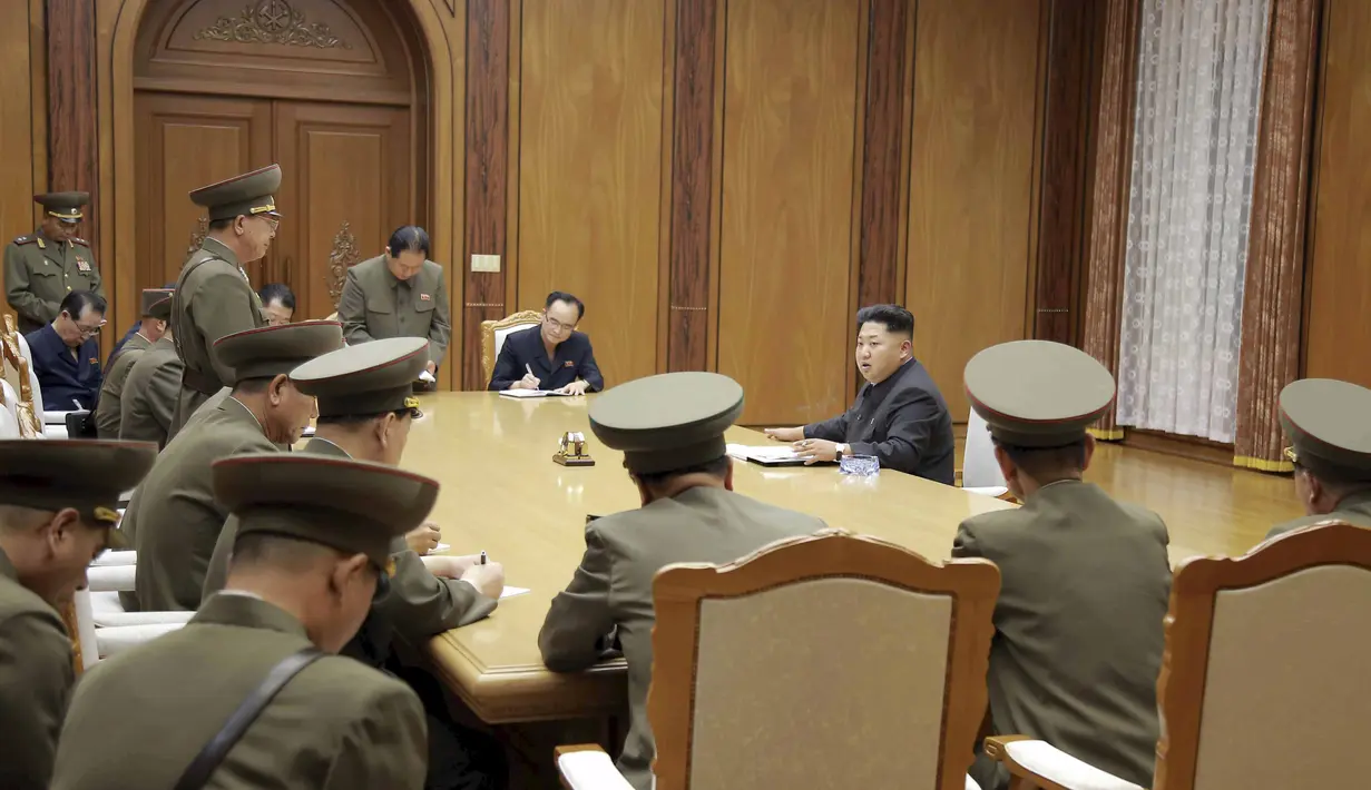Pemimpin Korea Utara Kim Jong Un mengadakan pertemuan darurat dengan pemimpin militer Korea Utara, Pyongyang, Jumat (21/8/2015). Kim Jong-un, telah memperingatkan militernya untuk siap perang dengan Korsel.. (Reuters/Kom Hong-Ji). (Reuters/KCNA) 