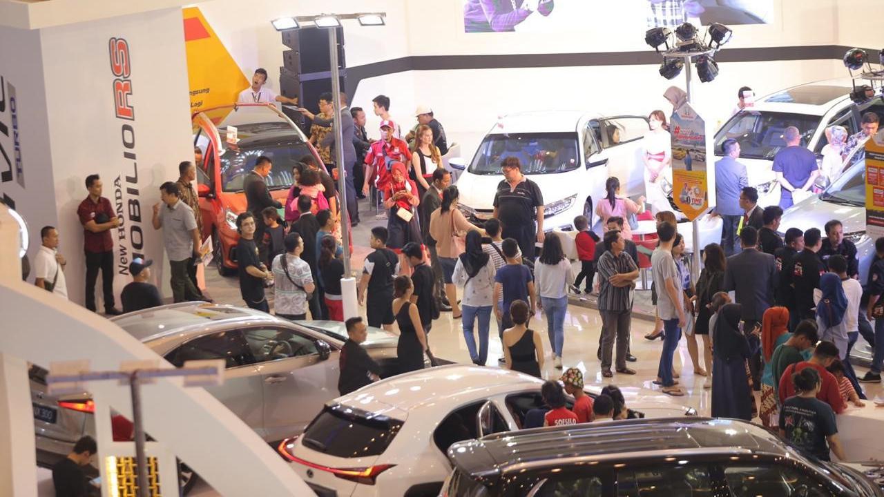 Pameran otomotif Gaikindo Indonesia International Auto Show (GIIAS) Surabaya 2019