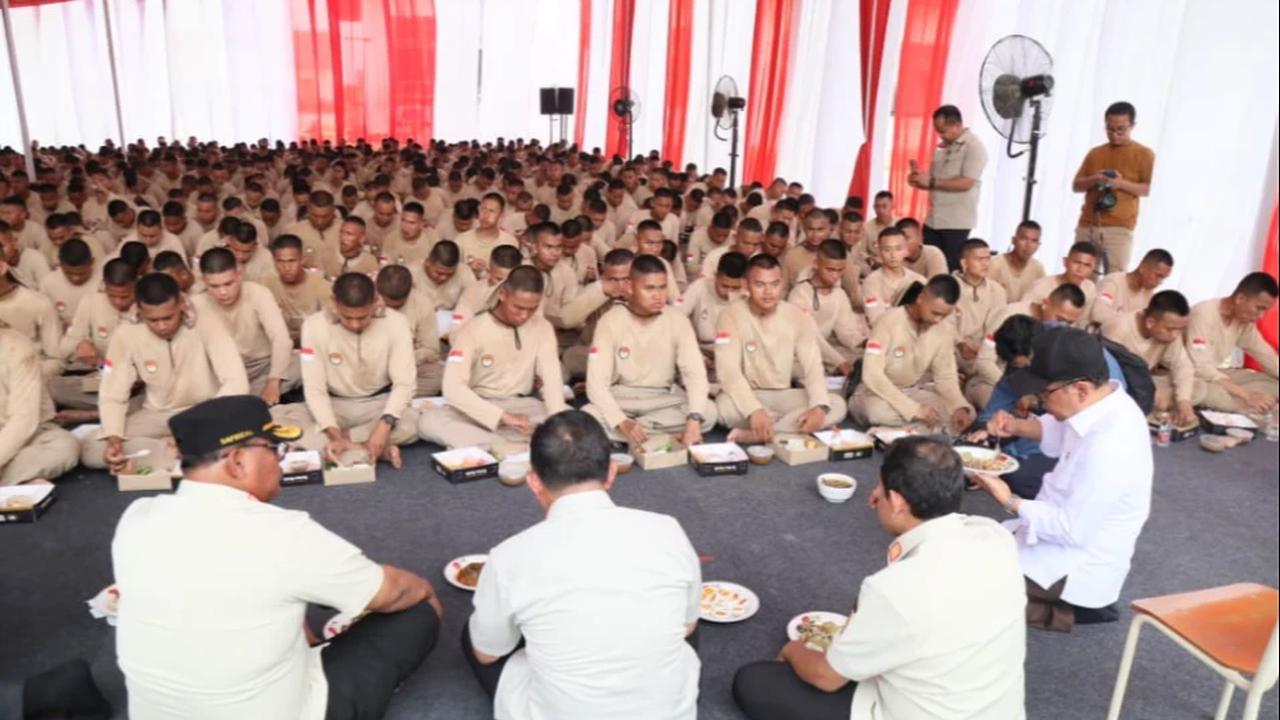Hangat dan Sederhana, Momen Makan Siang Mendagri Bersama Praja IPDN di Tengah Tugas Kemanusiaan