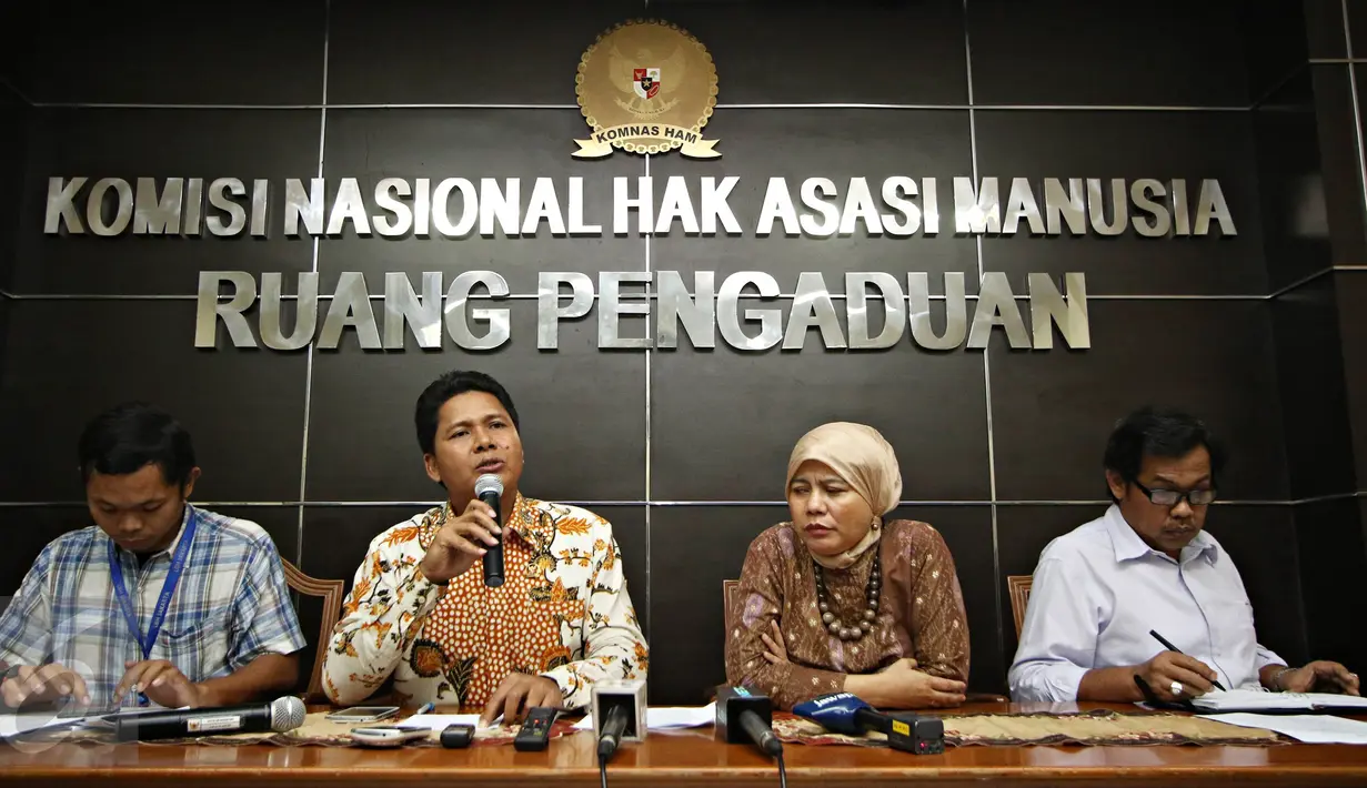 (Dari kiri) Pengacara LBH Jakarta Tigor Hutapea, Ketua Komnas HAM Imdadun Rahmat, Komisioner Komnas HAM Roichatul Aswidah, dan Kepala Biro Penegakan HAM dari Komnas HAM Johan Efendi saat konpers di Jakarta, Senin (23/5). (Liputan6.com/Immanuel Antonius)