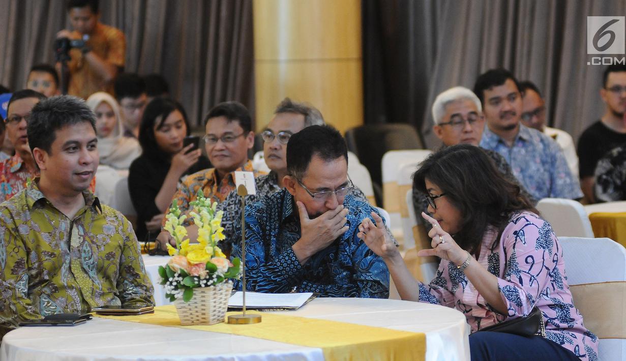 Rektor Universitas Indonesia Muhammad Anis berbincang dengan Direktur PPU UI Nia Ayu Ismaniati Noerhadi saat penandatangan nota kesepakatan bersama Universitas Indonesia dengan Grab di Universitas Indonesia, Depok, Kamis (16/5/2019). (Liputan6.com/Herman Zakharia)