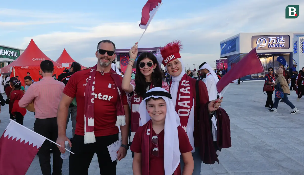 Suporter sejati adalah suporter yang selalu ada mendukung tim kesayangannnya saat menang atau pun kalah. Hal inilah yang coba dibuktikan oleh para suporter Timnas Qatar saat mereka memberi dukungan kepada wakil tuan rumah pada matchday ketiga Grup A Piala Dunia menghadapi Belanda di Al Bayt Stadium, Selasa (29/11/2022) malam WIB dalam laga yang sudah tak berpengaruh lagi bagi Timnas Qatar yang telah dipastikan tersingkir sejak matchday kedua. Berikut momen-momen aksi kesetiaan para suporter Qatar yang ditangkap langsung oleh Bola.com. (Bola.com/Ade Yusuf Satria)