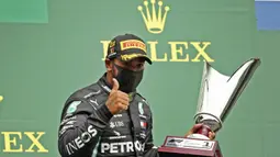 2. Lewis Hamilton - Pembalap asal Inggris ini meraih sukses besar di tahun 2020. Ia berhasil menyamai rekor legenda F1, Michael Schumacher yaitu meraih titel juara dunia ketujuh dan rekor jumlah kemenangan terbanyak pada ajang F1 dengan 91 kemenangan. (AP/Francisco Seco, Pool)