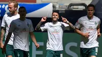 Leonardo Bittencourt (tengah) merayakan gol ke gawang Schalke (AFP)