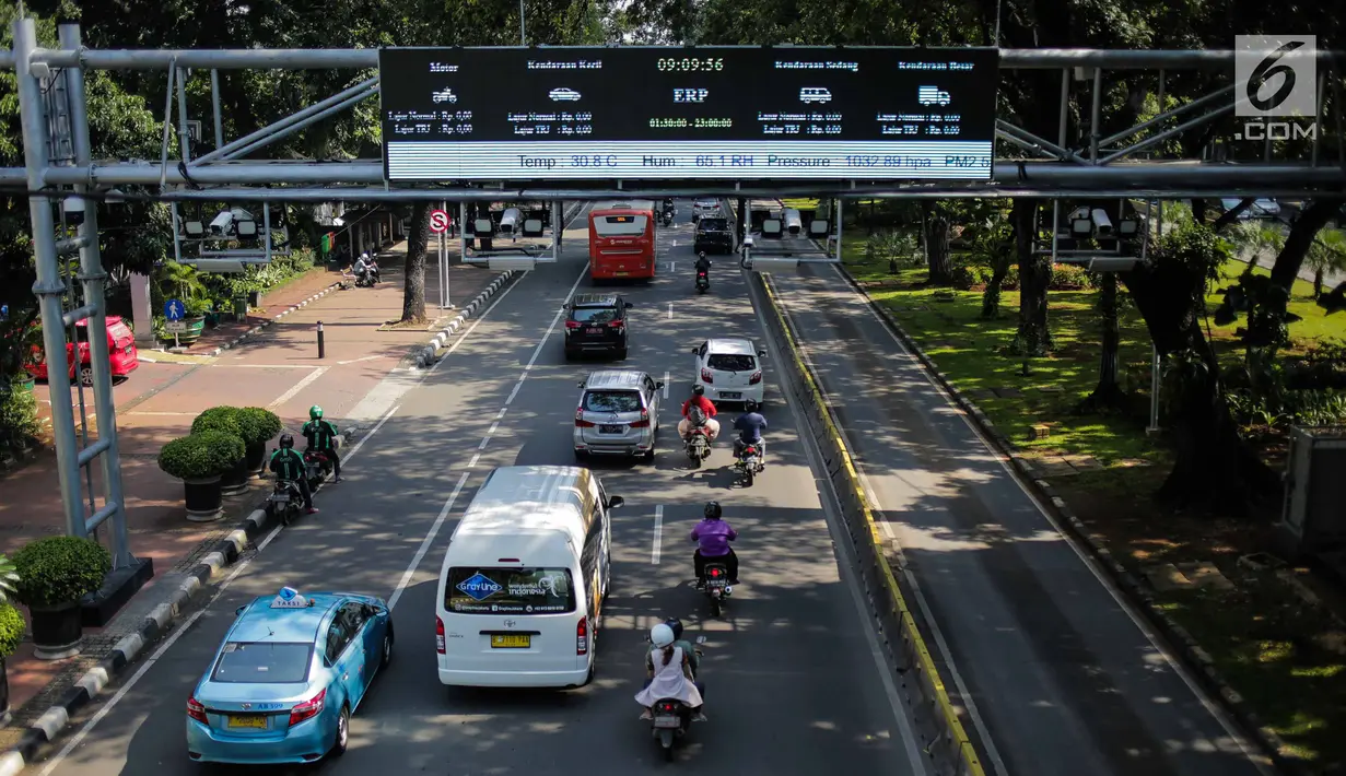 Sejumlah kendaraan melintas dibawah Electronic Road Pricing (ERP) di Jalan Merdeka Barat, Jakarta, Jumat (15/3). ERP yang hingga kini belum digunakan diyakini dapat menekan kemacetan di Ibu Kota pengganti sistem ganjil genap. (Liputan6.com/Faizal Fanani)
