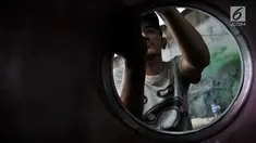 Pengrajin saat menyelesaikan pembuatan beduk di kawasan Tanah Abang, Jakarta, Senin (14/5). Pedagang beduk mulai memenuhi sepanjang jalan di kawasan Tanah Abang menjelang Ramadan. (Merdeka.com/Iqbal Nugroho)