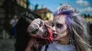 Dua orang wanita dengan riasan zombie ikut berpartisipasi dalam parade "Zombie Walk" di Stockholm, Swedia, Sabtu (19/8). Zombie Walk adalah acara yang rutin dilakukan saat musim panas tiba, tepatnya akhir Agustus. (Jonathan NACKSTRAND/AFP)